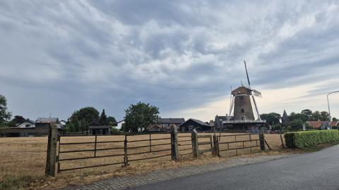 Uitzicht op de molen bij het Toeristisch informatiepunt Garderen